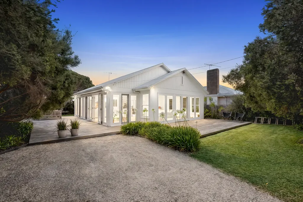 Point Lonsdale 4Kwarto Elevated Coastal Living in the Heart of Old Lonsdale