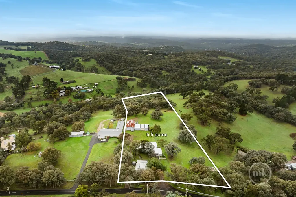 Diamond Creek 5Habitaciones A Rare Lifestyle Opportunity – 5.5 Acres of Space, Potential & Convenience