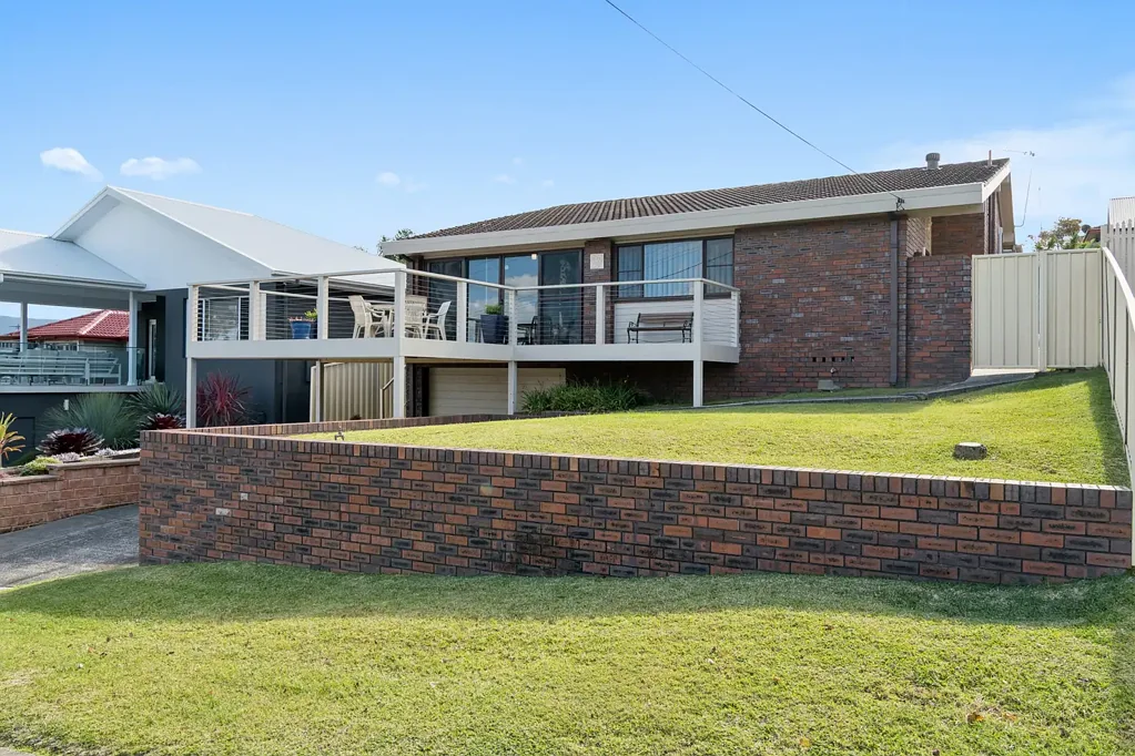 Kanahooka 4 Slaapkamer Lakeside Living with Space, Style & Entertaining Appeal