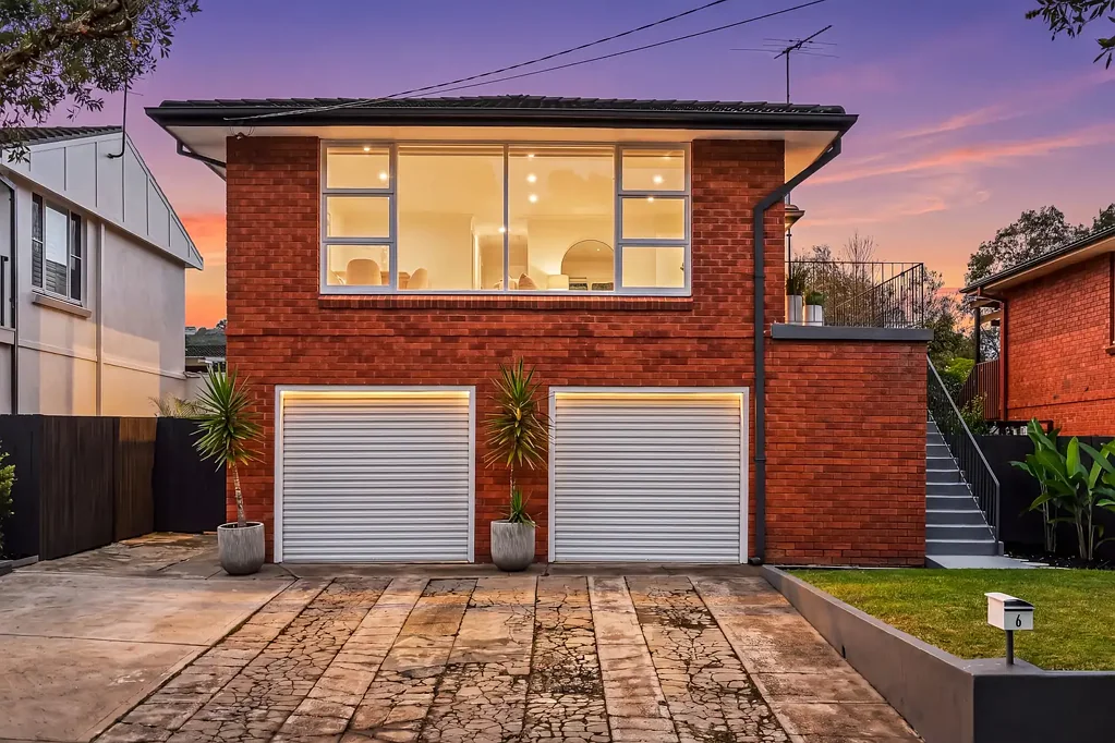 Dee Why 4房 经典红砖住宅 556sqm优质地块 精心翻新内部 双居住布局 朝北向阳 便利Dee Why市中心 游泳池后院 优质电器 双车位车库 North-to-Rear Fully Renovated Family Home on a 556sqm Parcel of Land