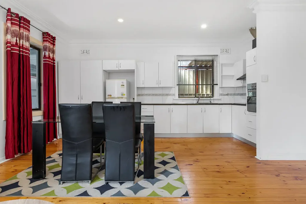 Elizabeth North 3房  Stylish and updated family home set on an 822m 2 allotment!
