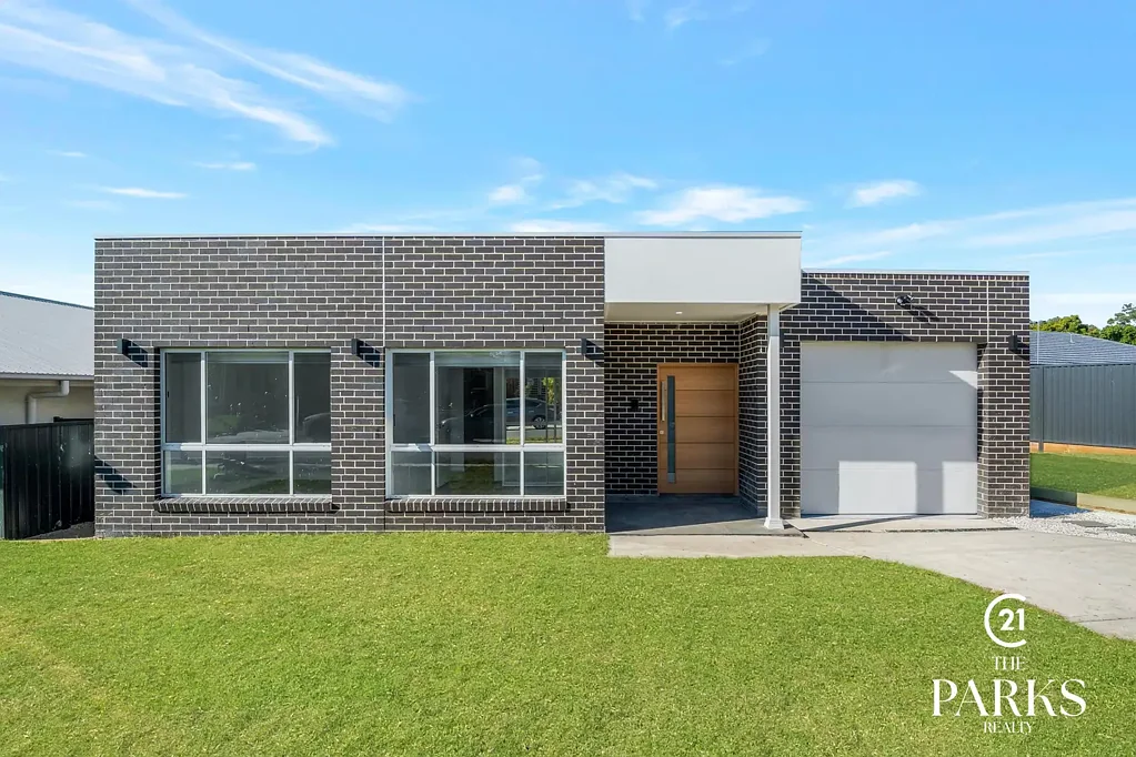 ULTRA MODERN FAMILY HOME!