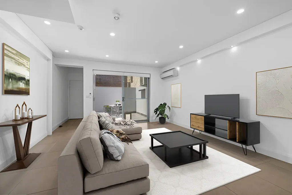 Split Level 3 bedroom Apartment  **ACCESS THROUGH COUNCIL PARKING AT REAR**