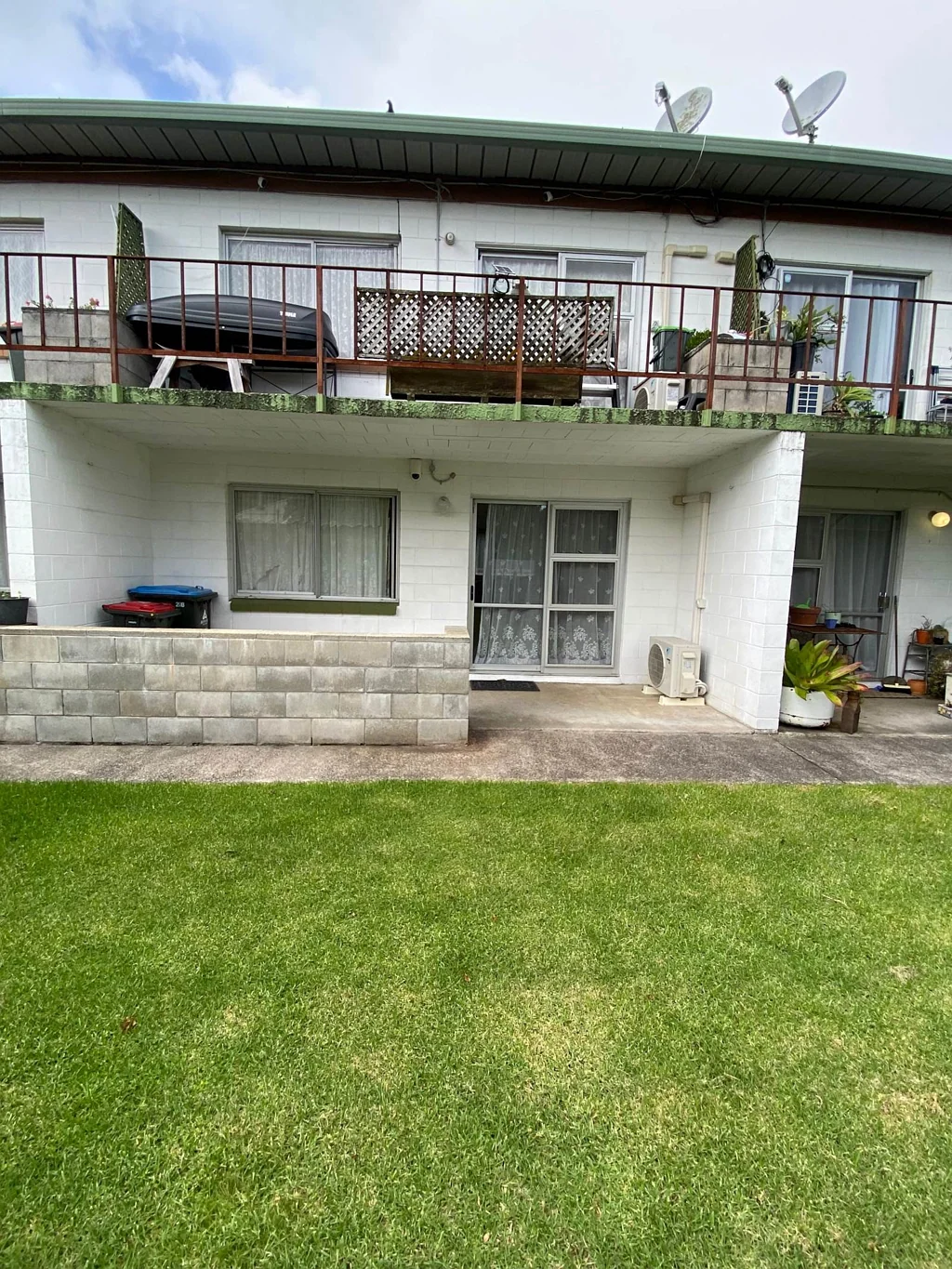 One bedroom with carpark