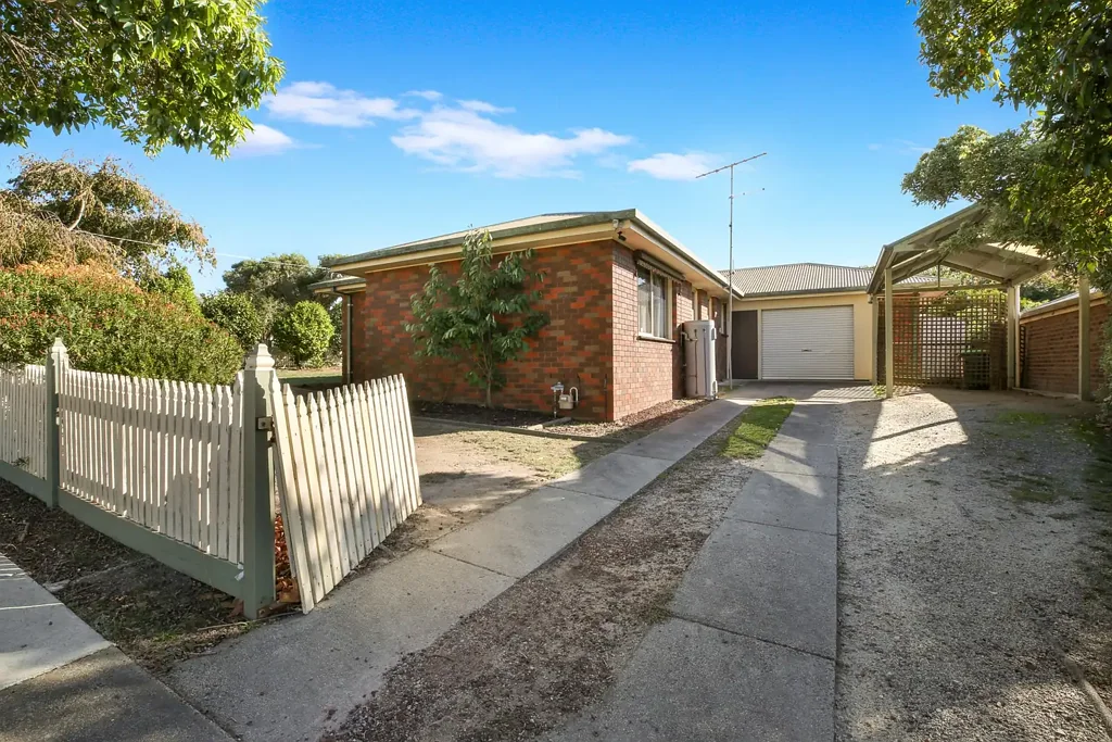 Drouin 3ਬੈੱਡਰੂਮ Corner allotment, ideal home for those looking to invest in their future.