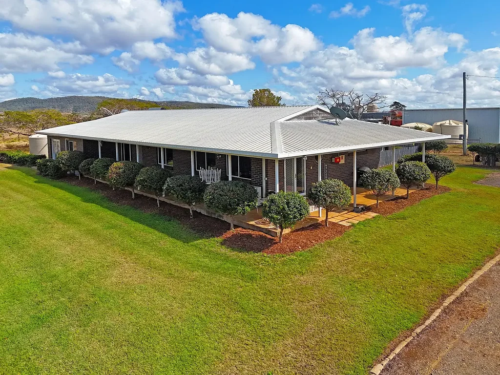Dalma  It's all here ready and waiting - Family Home Plus 174 acres for cattle and horses!