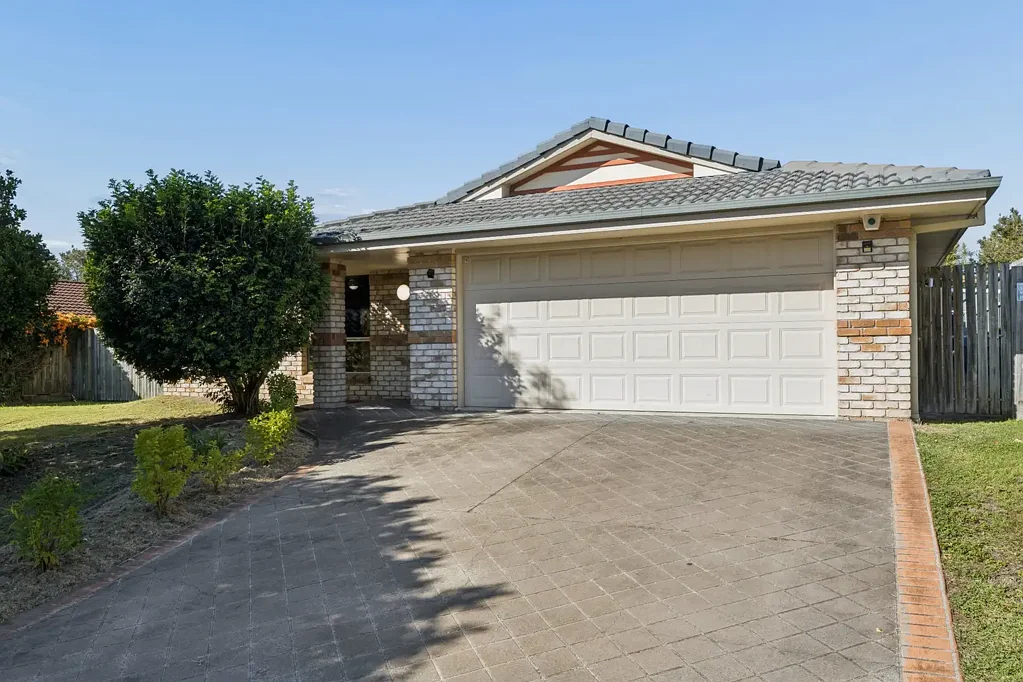 Parkinson 4غرفة نوم AUCTION IF NOT SOLD PRIOR - Spacious Family Living with an Enormous Entertaining Deck in the Calamvale College Catchment