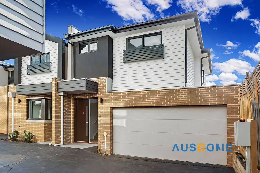 Contemporary 3-bed townhouse with double garage in a walk-to-everything pocket