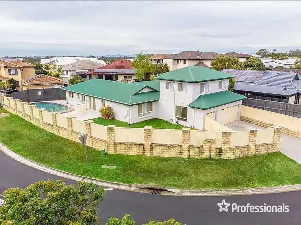 2-STOREY FAMILY HOME IN GREAT LOCATION + POOL