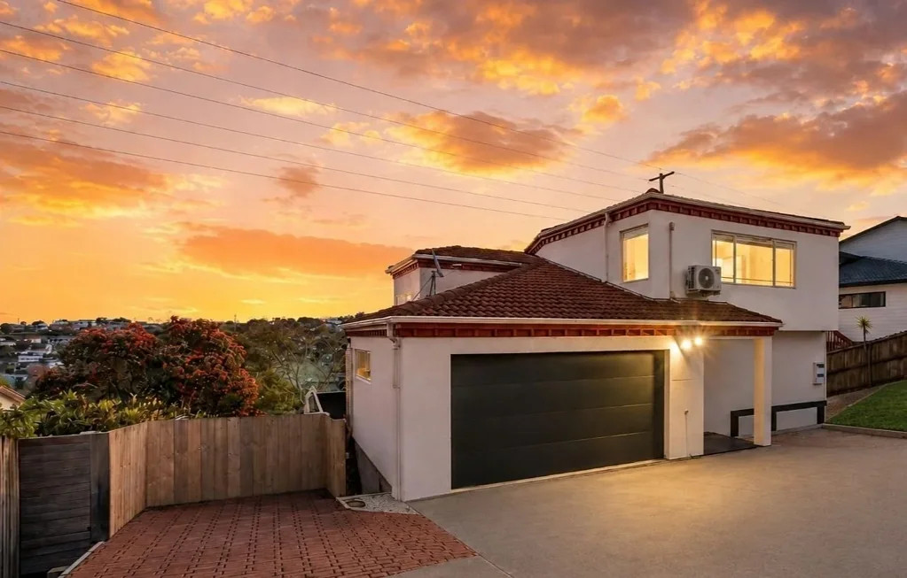 Totara Vale 6ਬੈੱਡਰੂਮ SERIOUSLY ... $1.495M?  FOR ALL THIS!