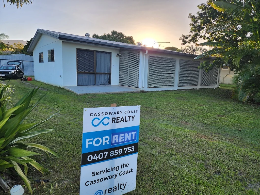 CARDWELL RENTAL WON'T LAST...MOSTLY FURNISHED.. 3 BR 2 Bathrooms, 2 Car Lockup Garage...$450 per week..