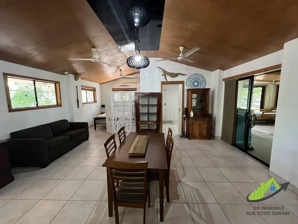 LEASE BREAK - Fully furnished large 1 bedroom 1 bathroom house with fenced plunge pool