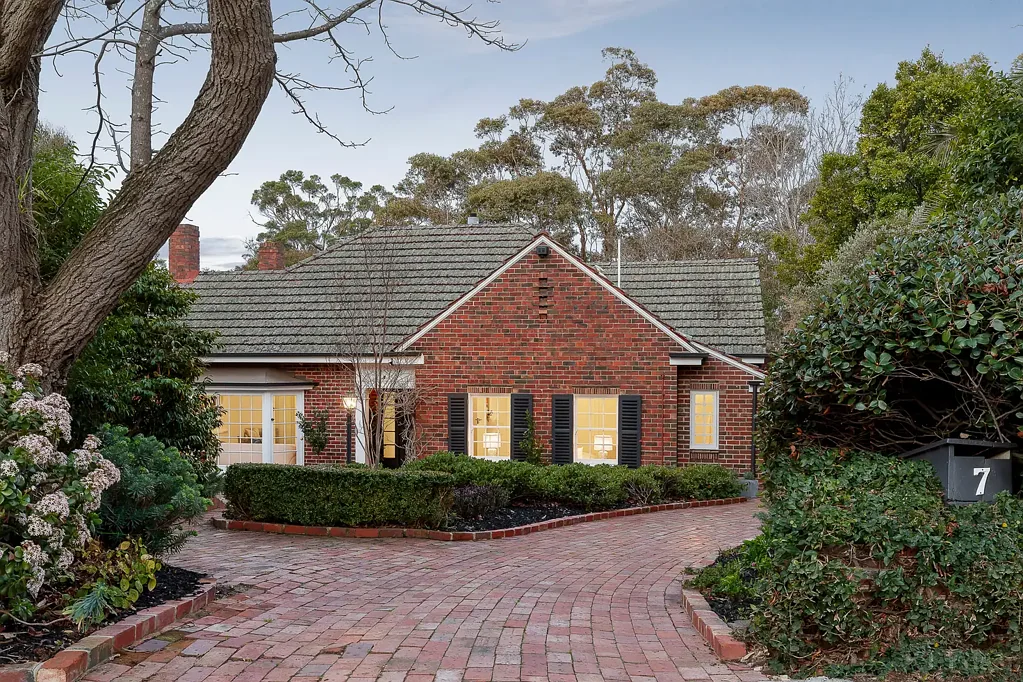 Camberwell 3બેડરૂમ A Class Act in Captivating Gardens with an approved plans and permits for a 5 bedroom masterpiece by award winning Wolf Architects.