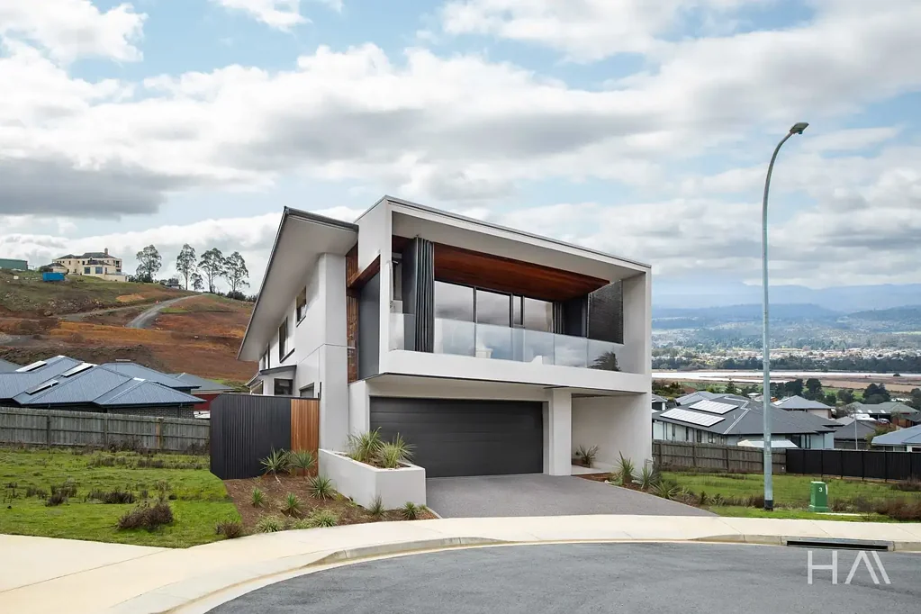 Riverside Premium location with stunning Tamar River & mountain views!