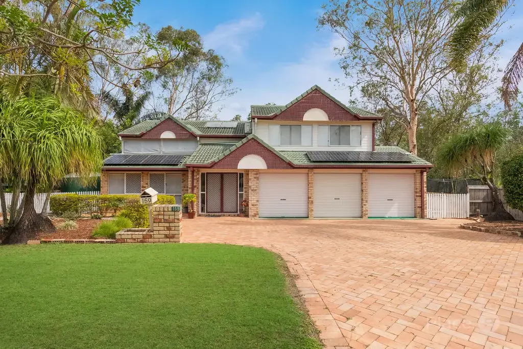 Karana Downs 4房 1174平米围栏地块 晶莹泳池环绕甲板 户外烧烤区 主卧步入式衣帽间 高尔夫俱乐部步行可达 Spacious family retreat with pool and triple garage in peaceful Karana Downs