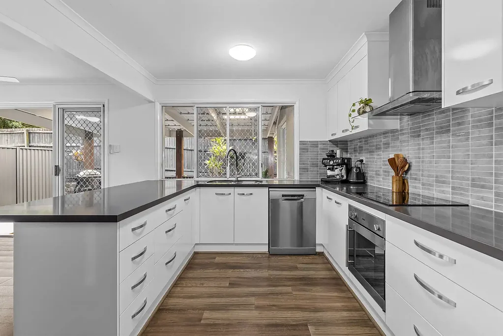 Bridgeman Downs 5房  布里奇曼唐斯带公园景观的家庭住宅  Family Home in Bridgeman Downs with Parkland Aspect