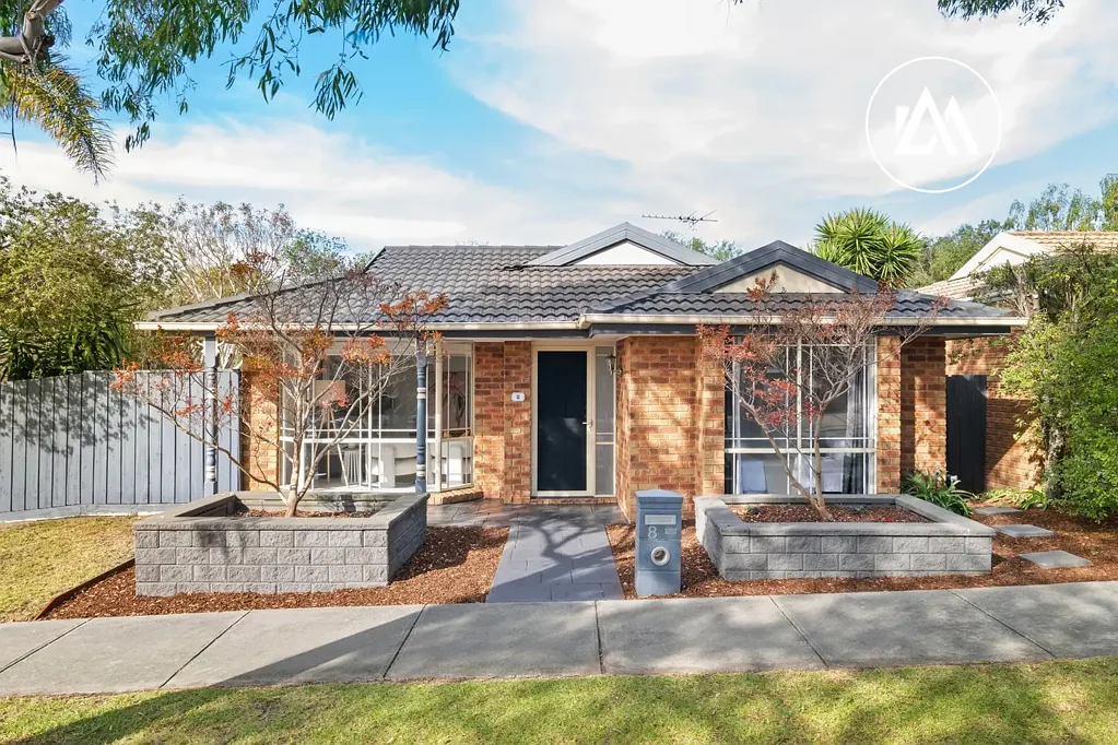 Langwarrin 2房 宁静转角住宅 无需物业费 恒温系统 朝北厨房 赤陶砖铺就 不锈钢电器 宽敞卧室 主卧浴缸 铺砌露台 成熟花园 封闭车库 Langwarrin Park Primary School 毗邻Gateway Shopping Centre No Body Corp, No Compromise.