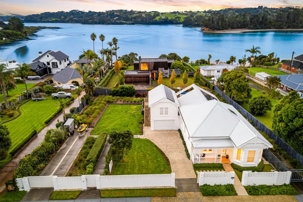 Whenuapai 3ਬੈੱਡਰੂਮ The White Villa - Timeless Elegance.
