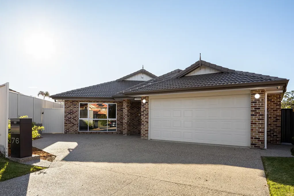 Bridgeman Downs 4房 Bridgeman Downs 尽头路宁静地段的宽敞单层住宅 Expansive Single Level Living In Peaceful Bridgeman Downs Cul-de-sac