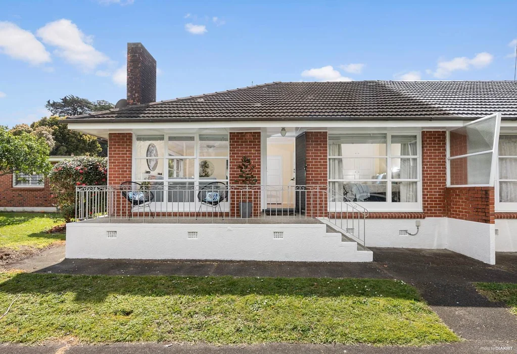 2 BEDROOM BRICK AND TILE IN SCHOOL ZONE GLADST...