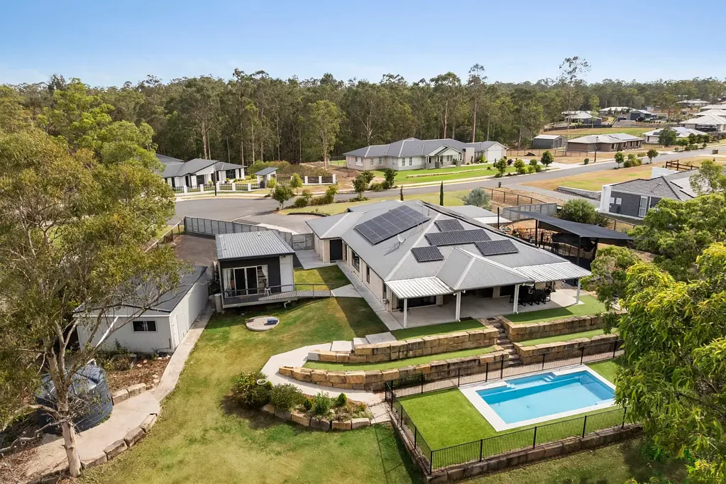 Karalee 8房 安静小巷位置 六间卧室宽敞 现代装修时尚 主卧套房豪华 独立附属住宅 大型泳池庭院 家庭友好社区 Stunning 6-Bedroom Family Oasis with Pool, Shed & Separate dwelling.