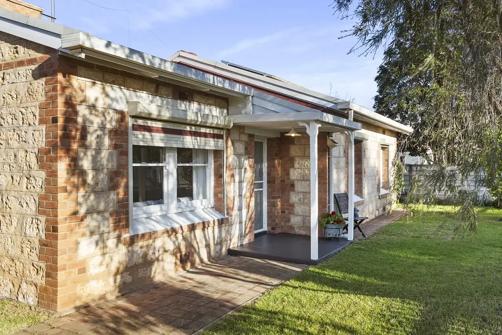 Strathalbyn 4Zimmer Turn the page on something special; a sandstone classic with Strathalbyn at its feet…