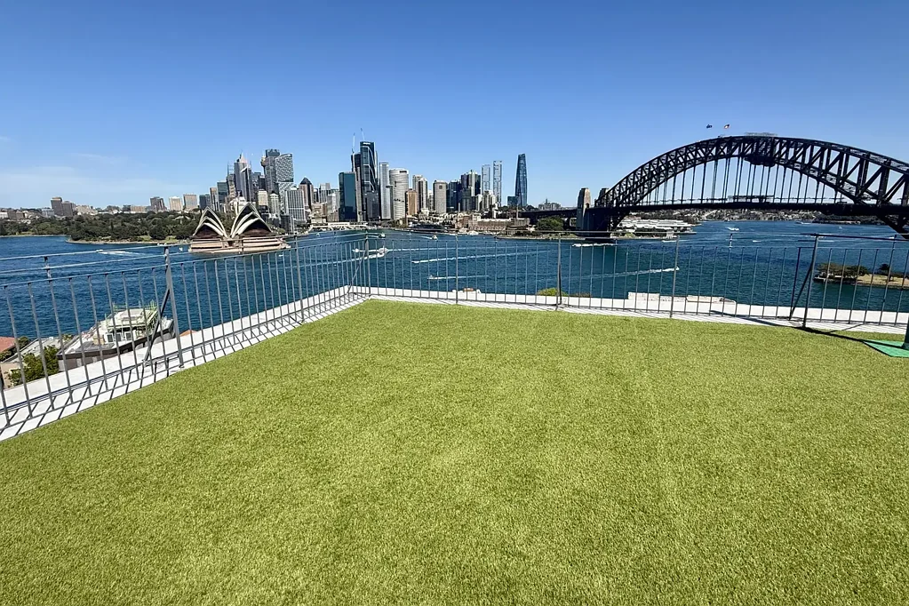 "CLIFTON" Large North-East Facing Apartment + Common Rooftop Terrace