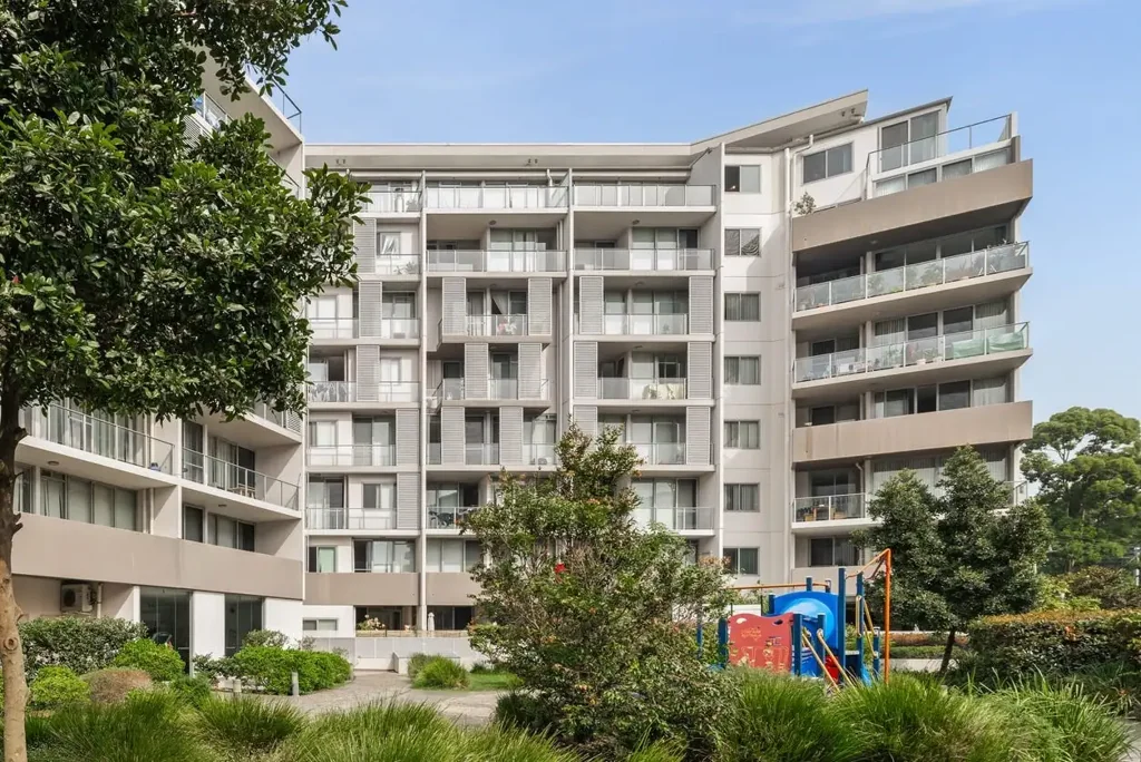 Modern 3 bedroom Apartment + Private Courtyard