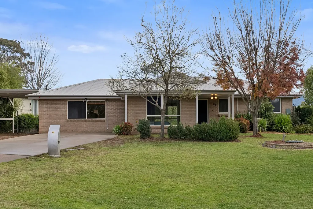 Uriarra Village 3ห้องนอน Breathtaking Views, Fresh Mountain Air & A Peaceful Lifestyle Escape