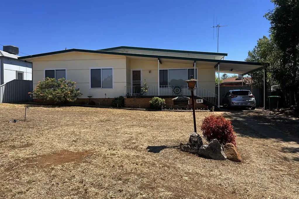 FRESHLY UPDATED 3 BEDROOM HOME WITH STYLISH KITCHEN