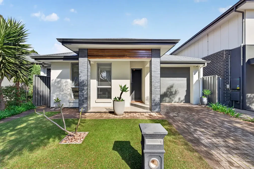 St Clair 4 Bedroom I HAVE 4 BEDROOMS & 2 BATHROOMS & I AM TORRENS TITLED.