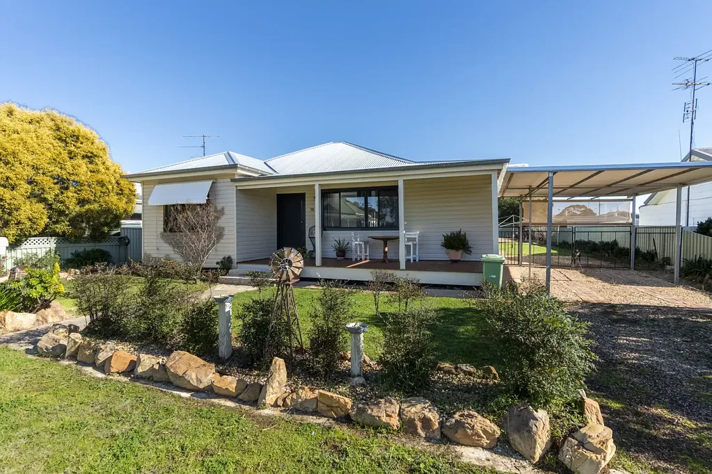 Barmedman 3 Slaapkamer Move-In Ready, Fully Renovated Home on a Spacious 1,012sqm Block*
