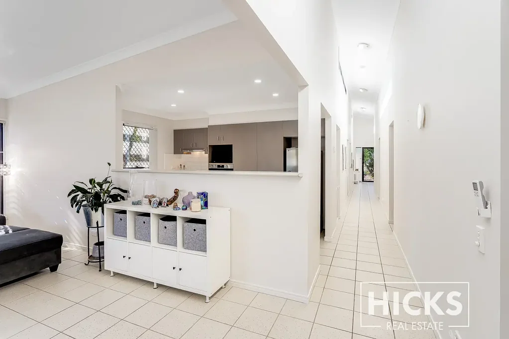 Mcdowall 4Phòng ngủ Deceptively Spacious Family Living at the End of a Cul-de-sac