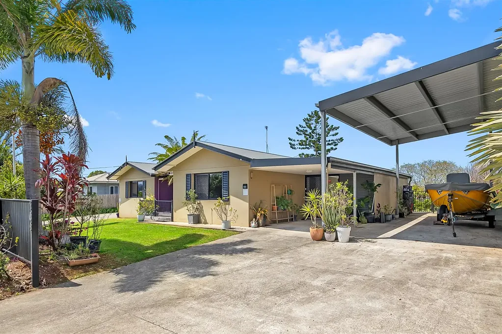 Burnside 3房  Spacious Burnside Retreat with Pool, Dual Driveways & Endless Lifestyle Appeal