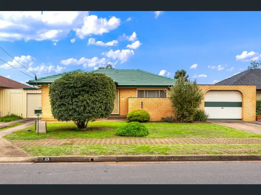 Parafield Gardens 3침실 Wide Frontage, Double Driveway & 686sqm of Opportunity