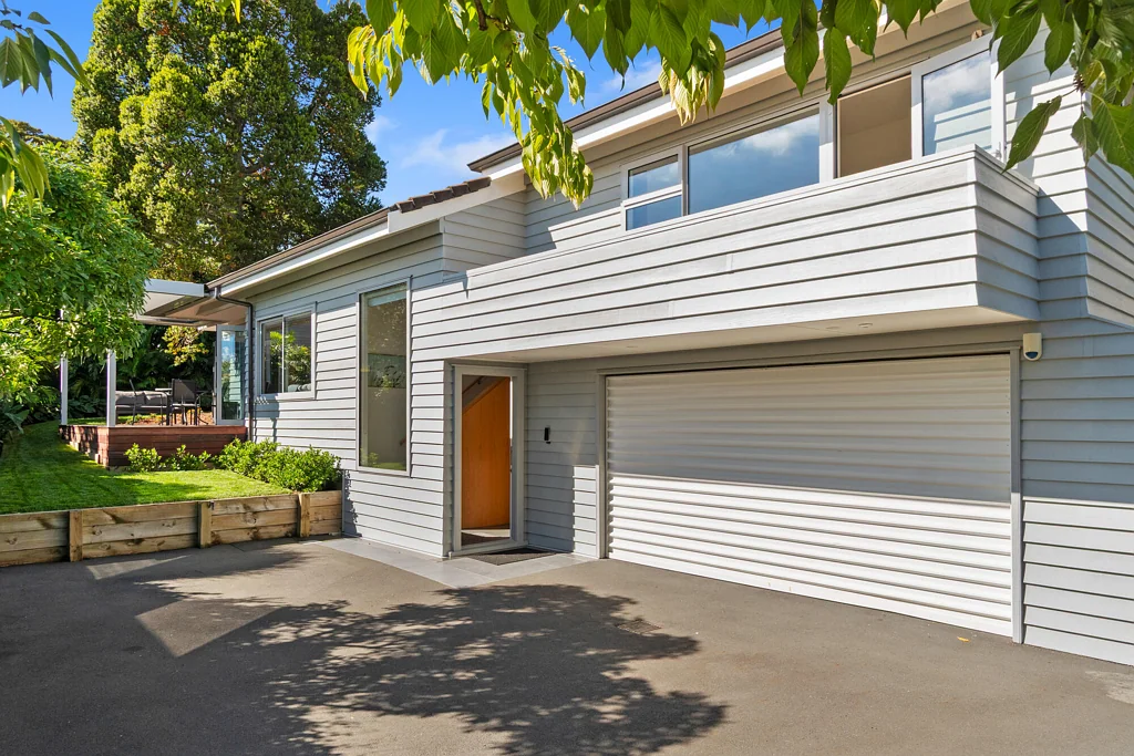 Remuera 3房 阳光充沛×宁静私密！步行即至Benson Road商铺，靠近主要巴士线路，拎包入住！ SUN, PEACE AND PRIVACY BY THE BENSON ROAD SHOPS
