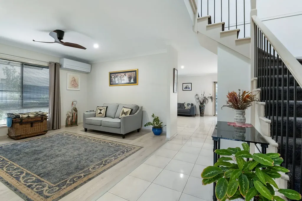 Windaroo 5 Slaapkamer Multigenerational Family Living with a Bedroom and Bathroom Downstairs