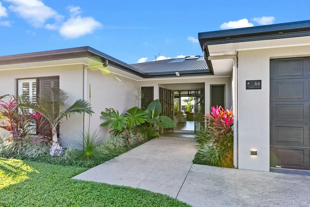 Palm Cove 4Zimmer Beach House Charm, Poolside Entertaining & Palm Cove Lifestyle