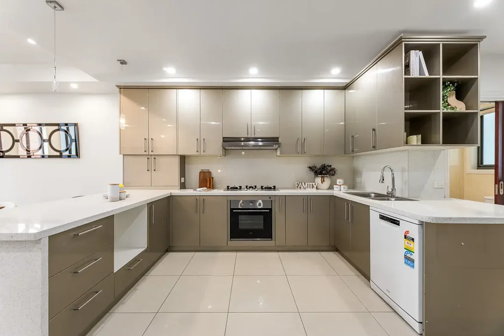 Abbotsford 3部屋 Three-Level Luxury Living in the Heart of Vibrant Abbotsford