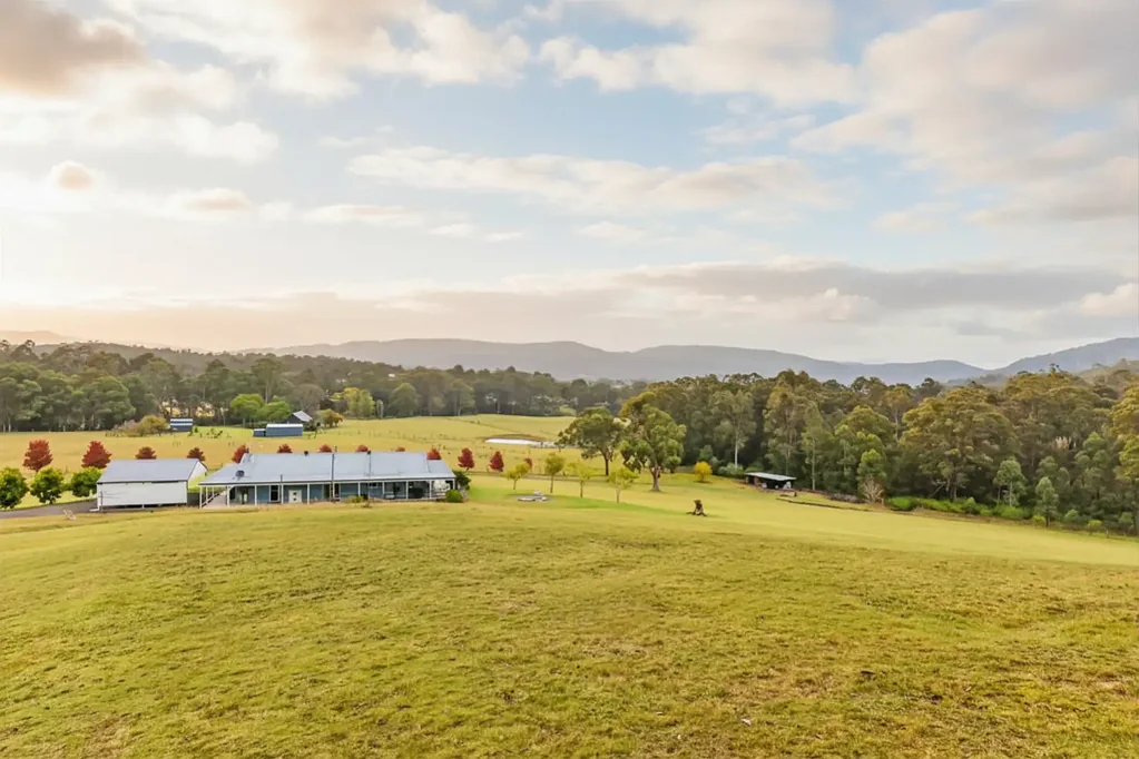 Millfield Spectacular Acreage with a Country Homestead and Two Separate Studios