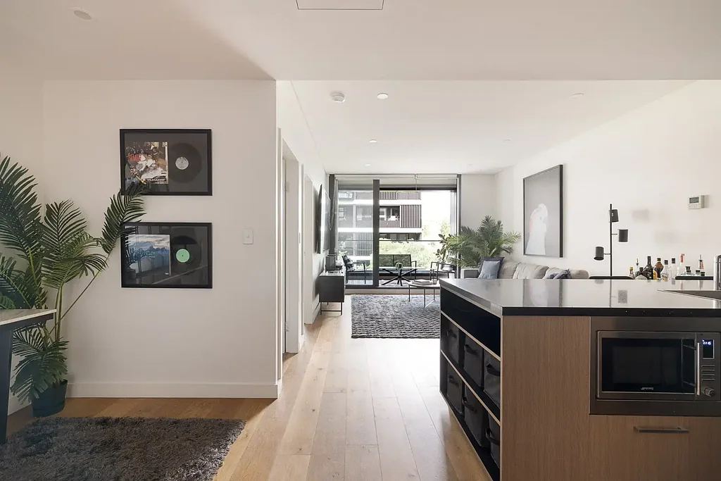 Leichhardt 2房 Leichhardt Green优质住宅 现代内饰 石材厨房 步行便利 公园绿地 近轻轨快线 Contemporary lifestyle residence in Leichhardt Green precinct