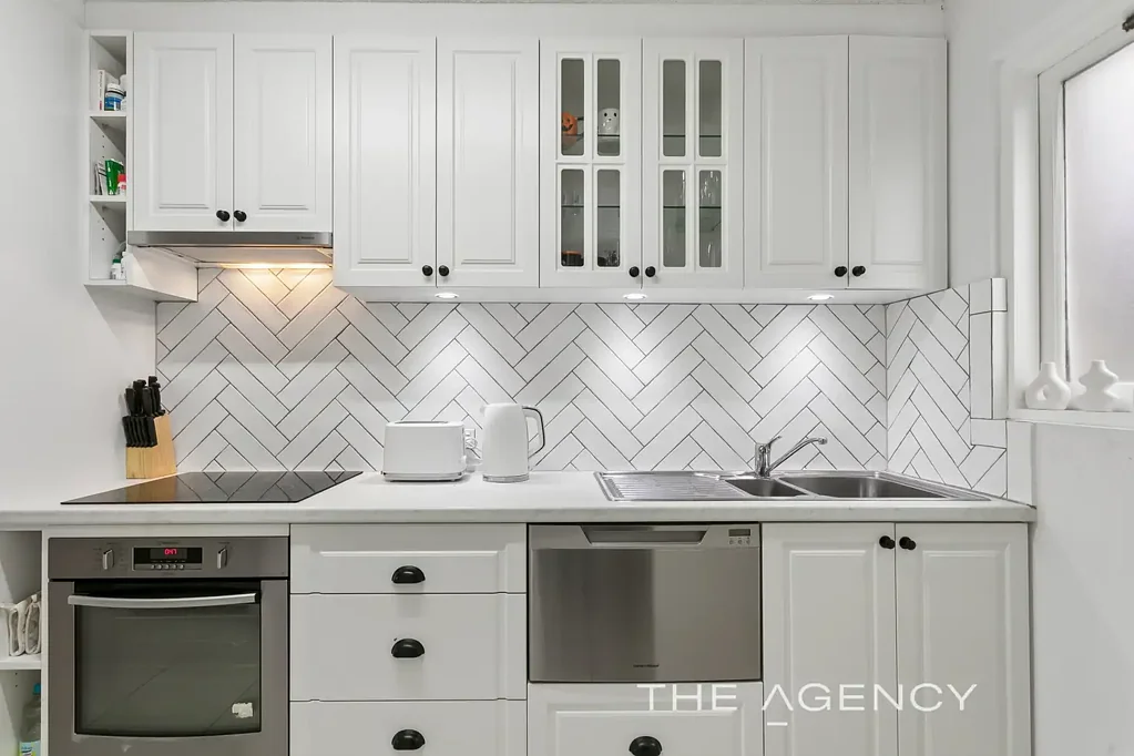 Maylands 1房  Renovated Kitchen - Two Courtyards - One Easy Lifestyle