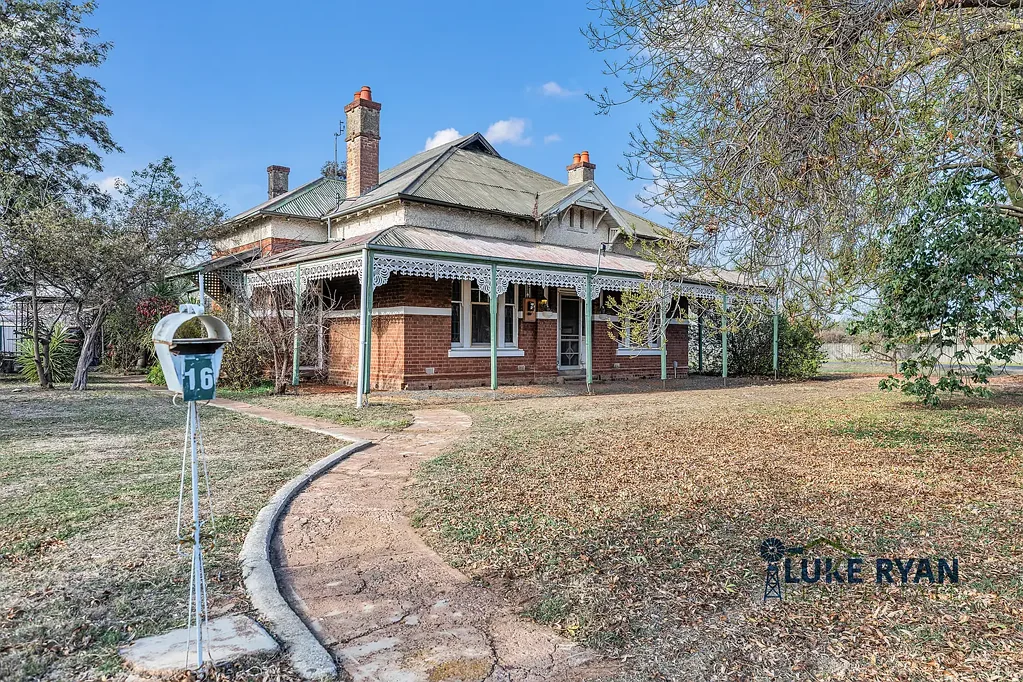 Elmore 4 Bedroom TIMELESS ELEGANCE MEETS COUNTRY CHARM - HISTORIC HOMESTEAD ON EXPANSIVE CORNER BLOCK