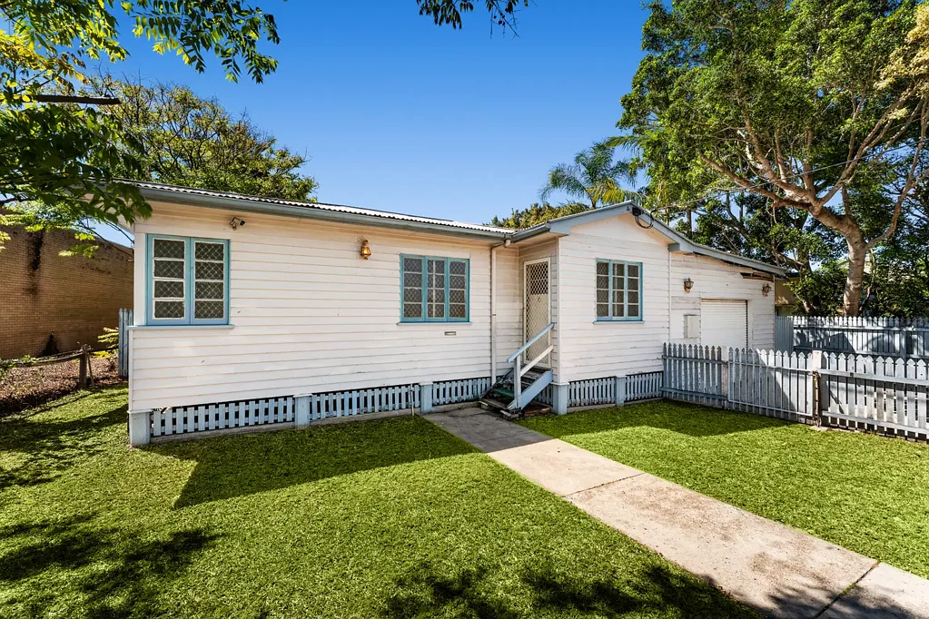 Deception Bay 2कमरा Bring your plans, Bring your vision - Bayside living with exciting development potential!