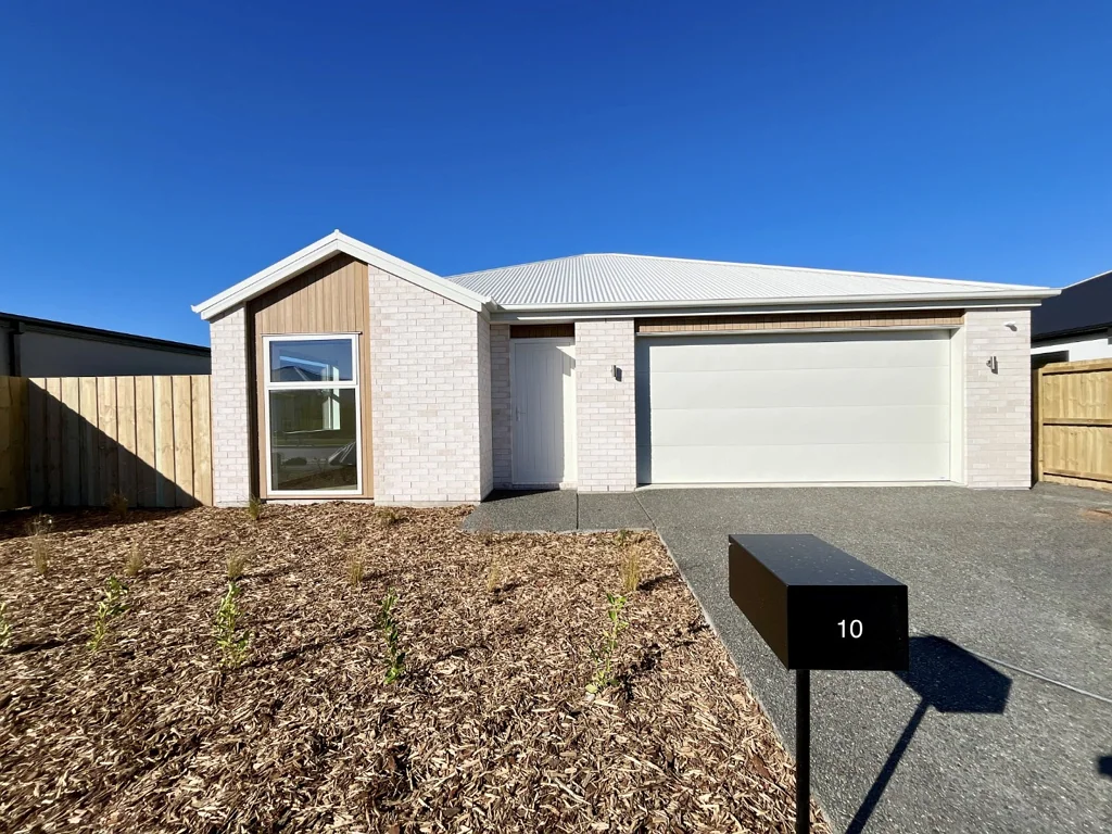 Brand new 4 bedroom home in Spring Grove