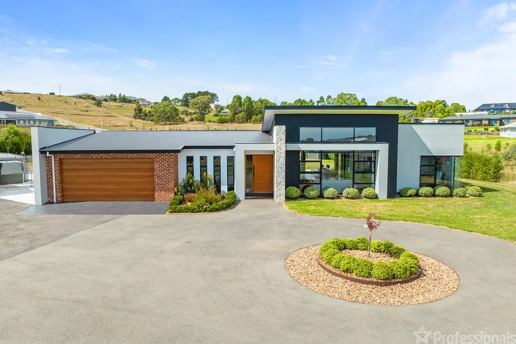 Orange 4 Bedroom Exclusive One Acre Estate with Luxurious Contemporary Four-Bedroom Masterpiece