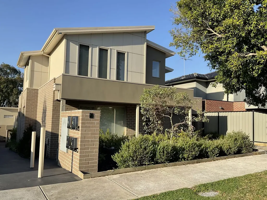 Spacious, Stylish & Perfectly Positioned Move Right In!