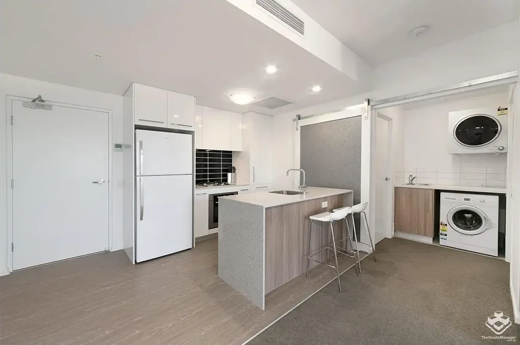 MILTON- FULLY FURNISHED 1 BEDROOM 1 BATHROOM APARTMENT - JUST 2KM FROM THE CBD