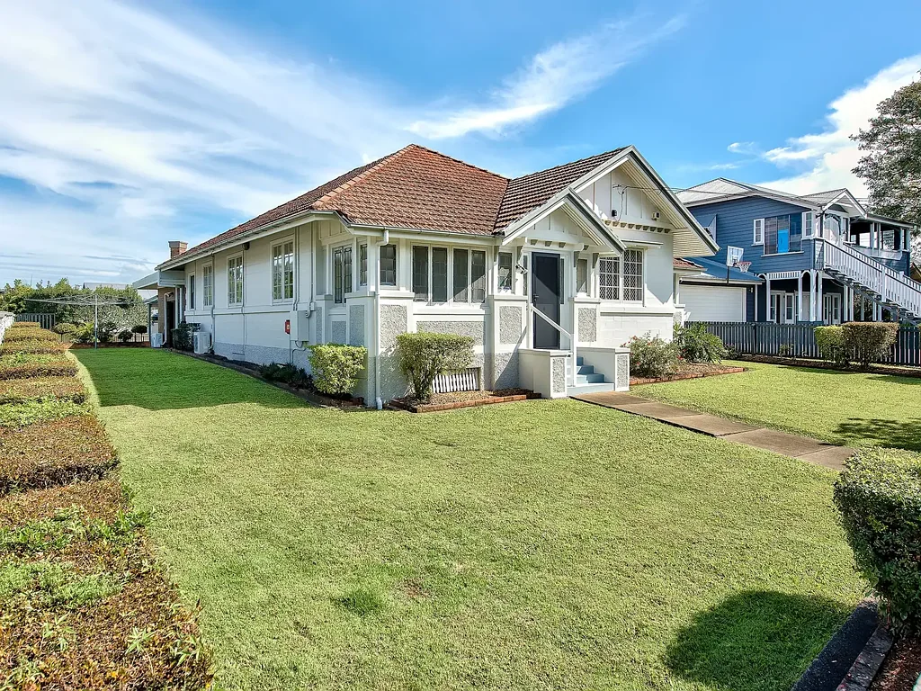 Herston 3 Bedroom PERFECTLY POSITIONED – 962 SQM – CORNER LOT