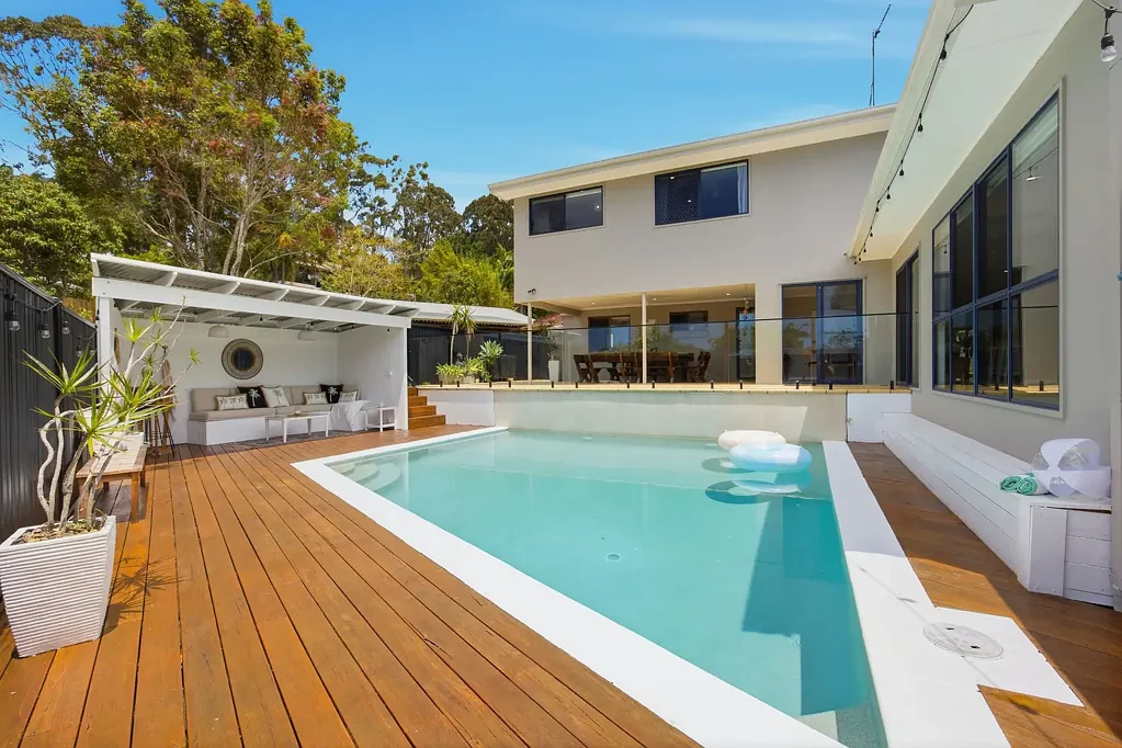 Currumbin Waters 5房  Summer-Ready Family Stunner  Turn-key perfection | Dual-living potential | Private, low-maintenance luxury